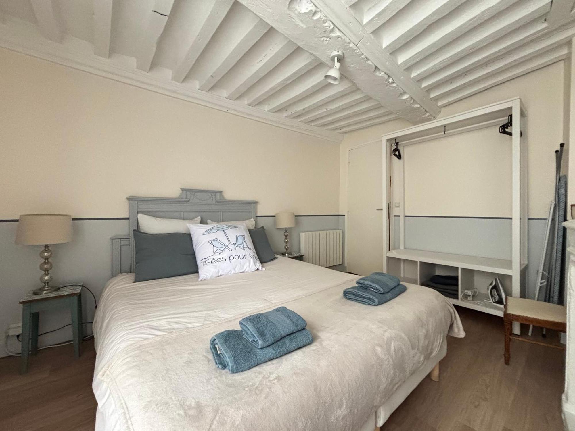 Les Remparts Apt Spacieux 1 Er Etage Renove Joliment Decore Bien Equipe Plein Centre Bayeux Proche Plages Du Debarquement Parking Gratuit A Proximite Eksteriør bilde